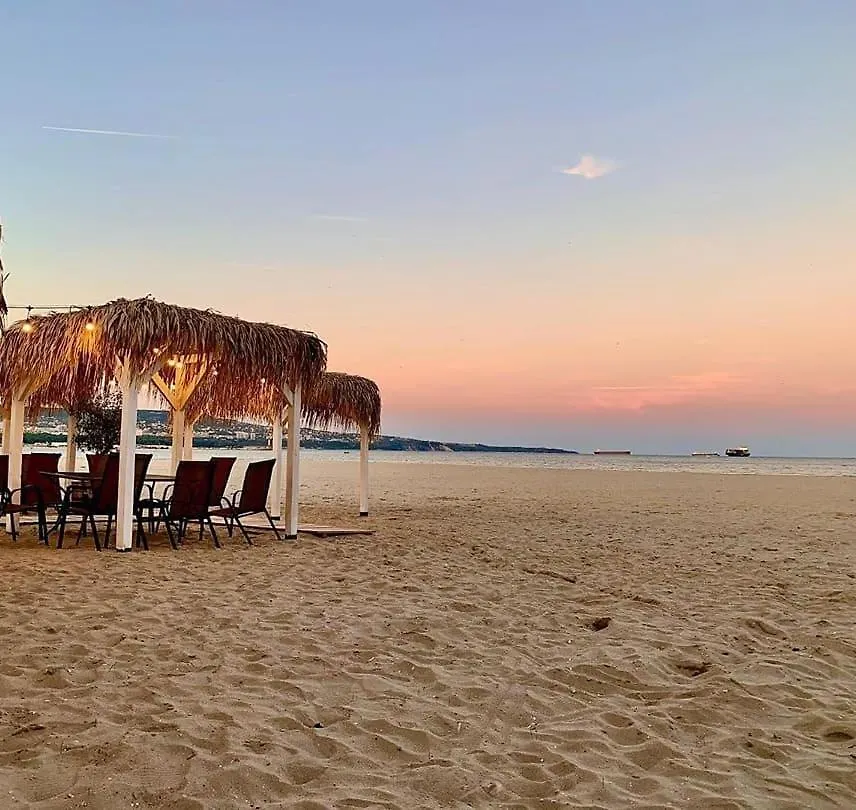 By The Waves Luxury Beach Apartment Varna Bulgária